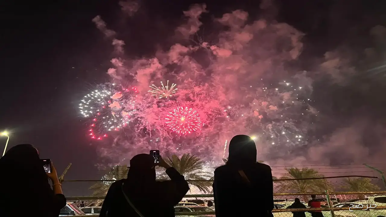 موعد الالعاب الناريه اليوم الوطني 95 في الرياض وجدة.. متى تنطلق عروض السماء؟
