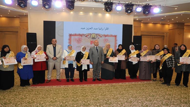 محافظ القاهرة يكرم الامهات المثاليات 