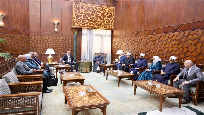 شيخ الأزهر يدعو إلى تبنّي استراتيجية تعليمية تراعي طبيعة مجتمعاتنا العربية والشرقية، وتُرسِّخ في الطلاب اعتزازهم بهويتهم الثقافية وتراثهم العريق